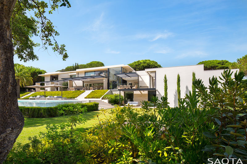 South African based architecture firm SAOTA, have completed a new house in Saint Tropez, France, that's been designed indoor-outdoor living. #ModernHouse #ModernArchitecture