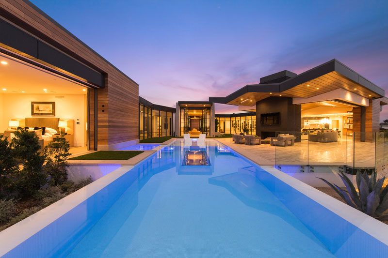 Brandon Architects have recently completed a new modern house in the Cameo Shores neighborhood of Corona Del Mar, California. #ModernHouse #SwimmingPool