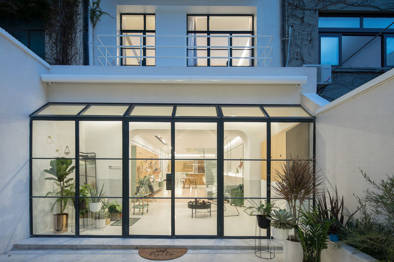 Design firm RIGI have recently completed the renovation of a building and transformed it into a bright and modern residence in Shanghai, China. #ModernHouse #HouseDesign