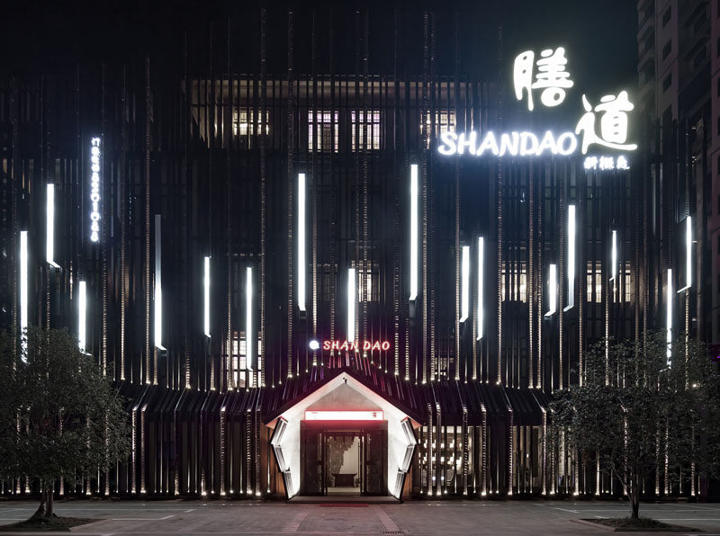 Yiduan Shanghai International Design have recently completed the New Shandao Restaurant in Fuzhou, China, that's located within a renovated office building. #Restaurant #RestaurantFacade