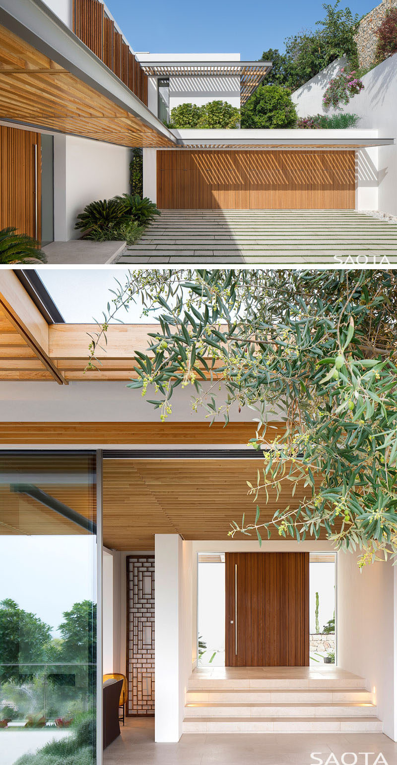 This house in Mallorca, Spain, combines white walls, wood elements and plants for a modern appearance. #ModernHouse #WoodElements #Architecture