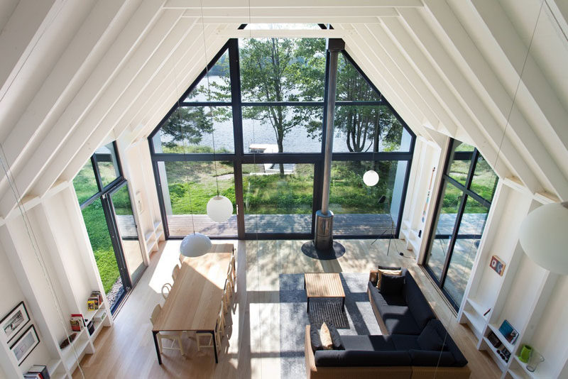 This modern vacation house has a wall of windows that allow natural light in and views of the lake. #Windows #VacationCottage