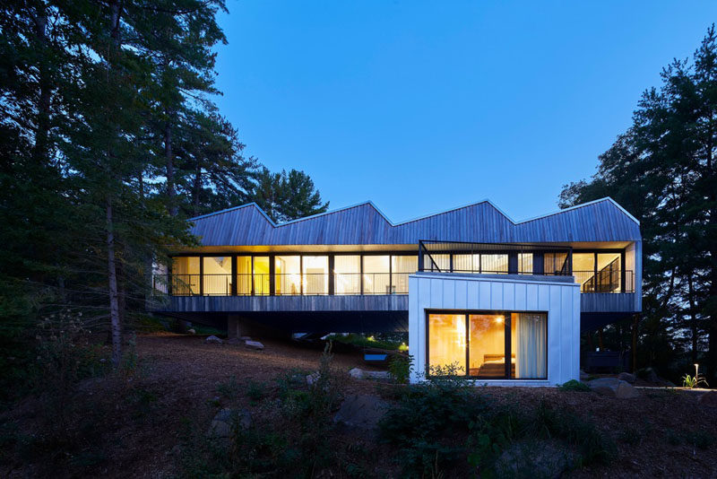 Canadian designers Coryn Kempster and Julia Jamrozik have designed a modern house that sits on the shores of Stoney Lake in Ontario, Canada. #ModernHouse #LakesideHouse #Architecture