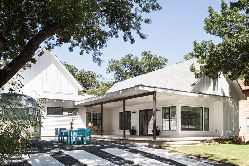 Arbib Hughey Design have completed a new contemporary house in Austin, Texas, that has an open front porch and patio area at the top of the driveway. #HouseDesign #Porch