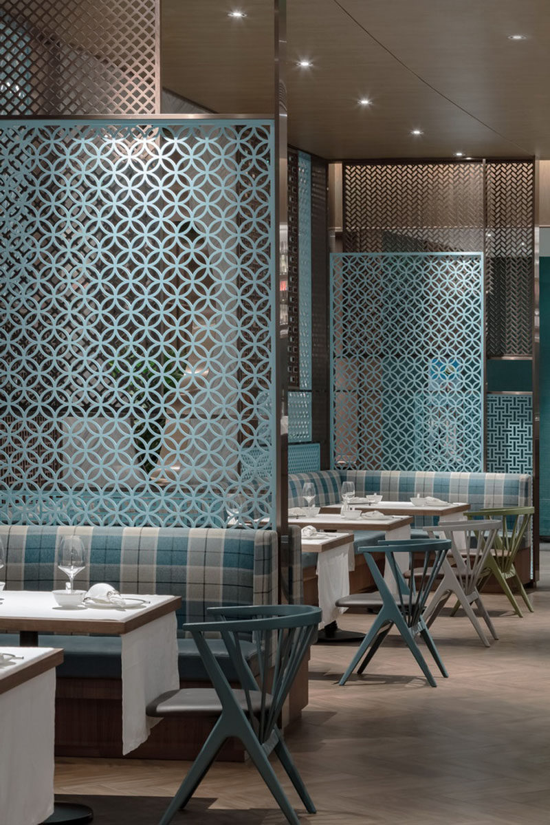 The decorative screens in this modern restaurant are used to create a separation between guests, allowing for a sense of privacy but at the same time allowing light to pass through. #DecorativeScreens #RoomDivider #Restaurant
