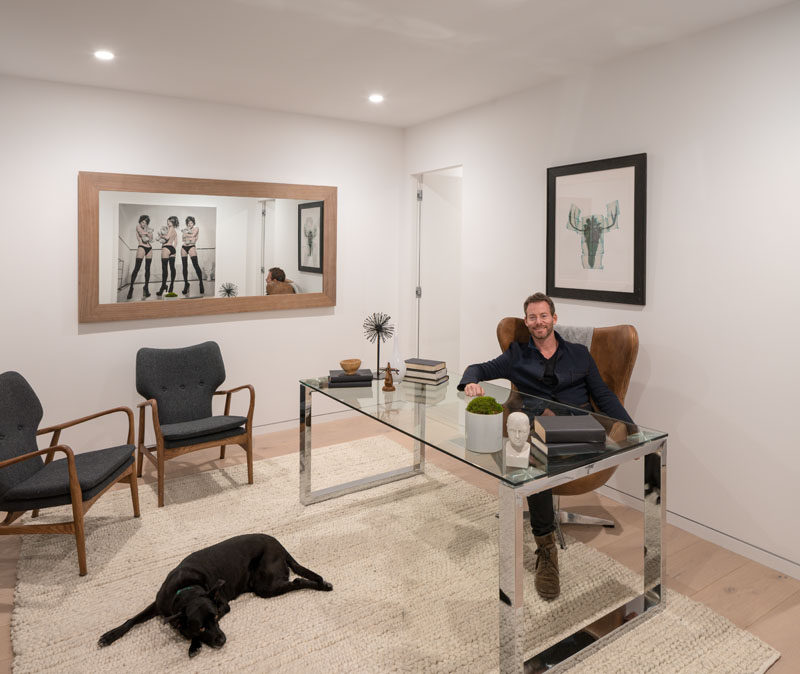 This modern home office has rug sitting on the wood floor to make the space a little cozier. #HomeOffice #OfficeDesign