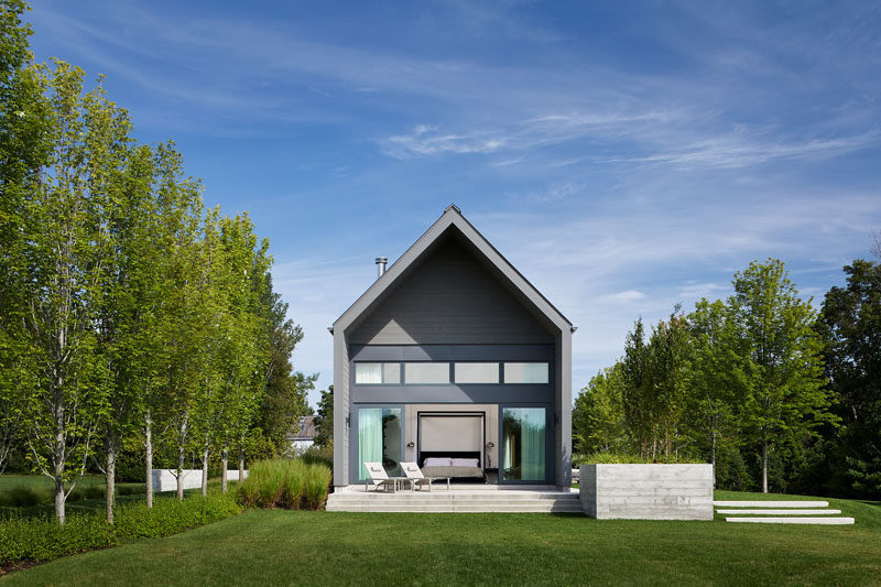 Scott Posno Design together with interior designers &Daughters have completed a modern vacation home that's located about an hour north of Toronto, Canada. #Architecture #ModernHouse