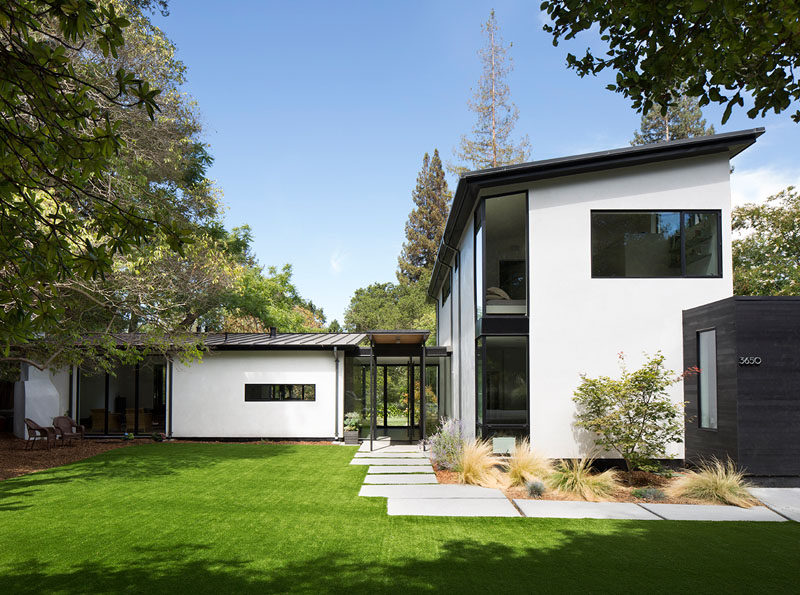 Feldman Architecture have recently completed a new house in Palo Alto, California, for their clients, a pair of Silicon Valley serial entrepreneurs and their three sons. #ModernHouse #HouseDesign #Architecture