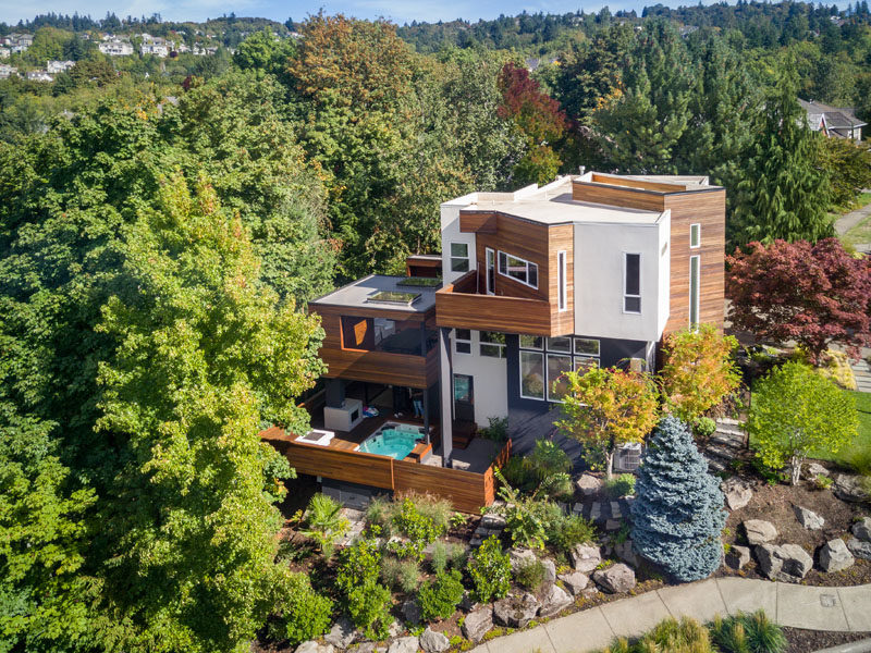 Black and white stucco along with meranti wood siding have been used on the exterior to highlight the architectural angles of this modern house. #ModernHouse #ModernArchitecture