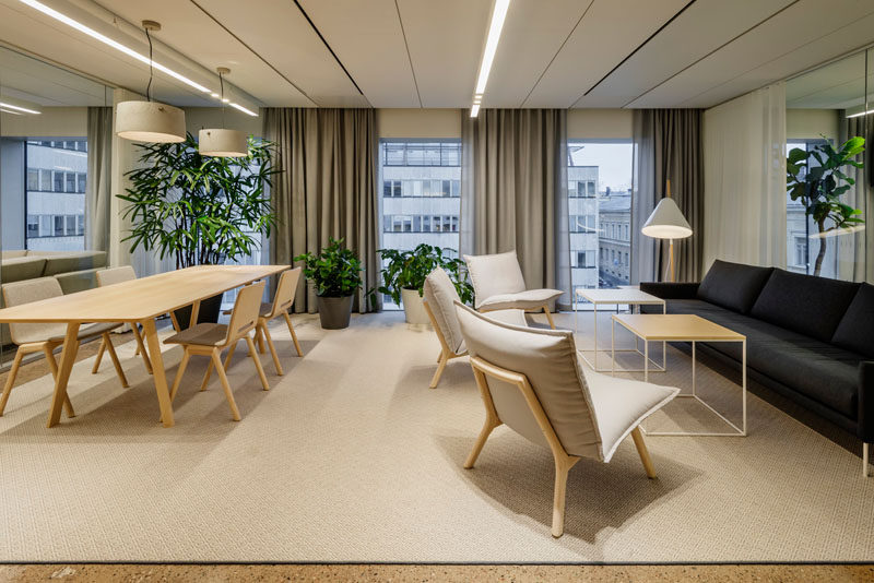 The design of this modern office follows the style of Scandinavian minimalism. #ModernOffice #Scandinavian #InteriorDesign