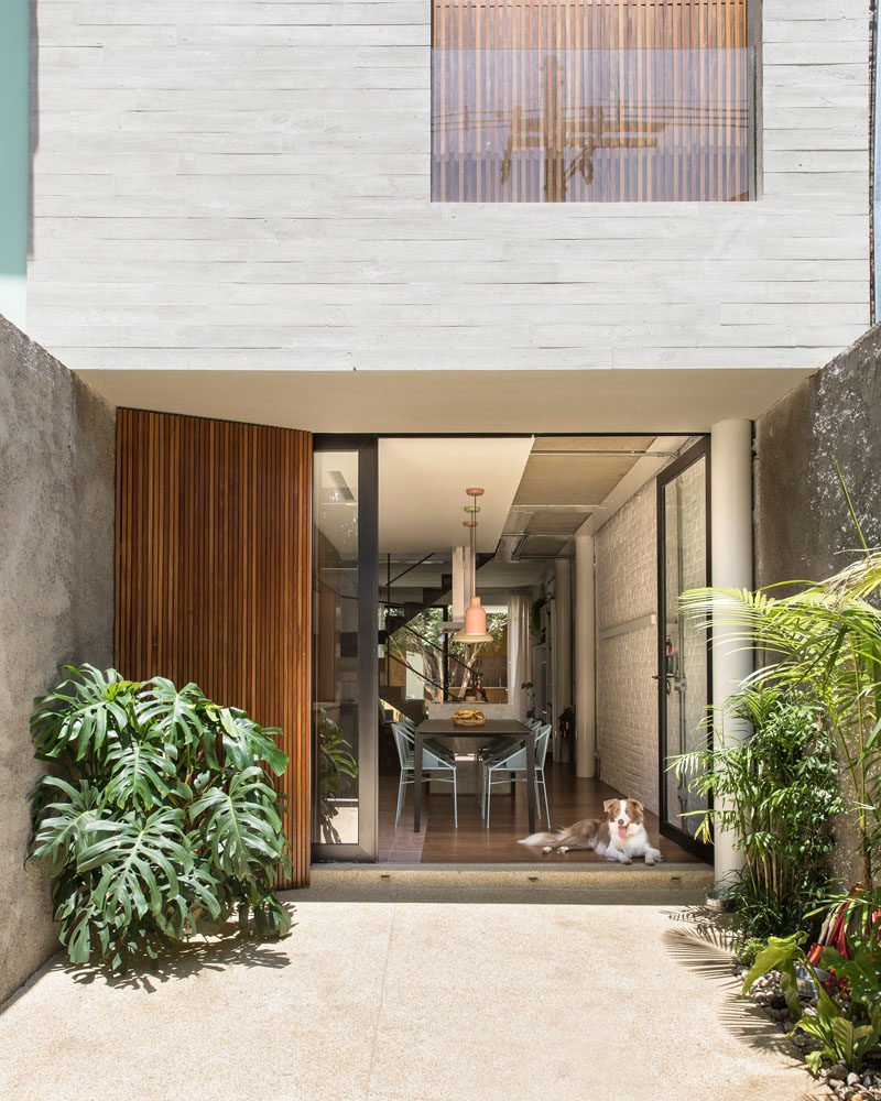 A small courtyard welcomes you to this narrow modern house in Brazil. #ModernHouse #Courtyard