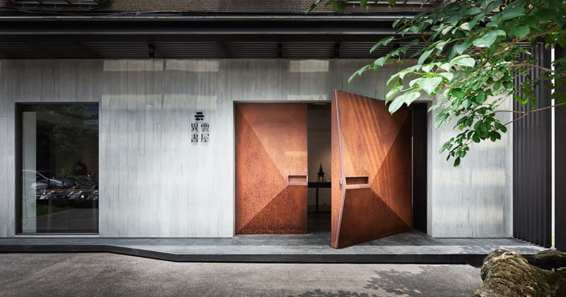 BASS Design have created the Yiyun Art Gallery, and as part of the design they installed geometrically shaped doors made from weathered steel. #WeatheredSteel #ModernDoor #SteelDoor