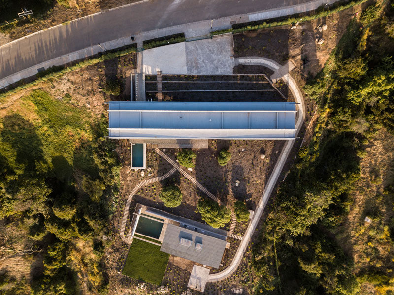 The reinforced concrete structure of this modern house is composed of a succession of longitudinal and transverse beams that work together to generate a single structural piece. Click through to see more photos of this modern house. #ConcreteHouse #Architecture #HouseDesign