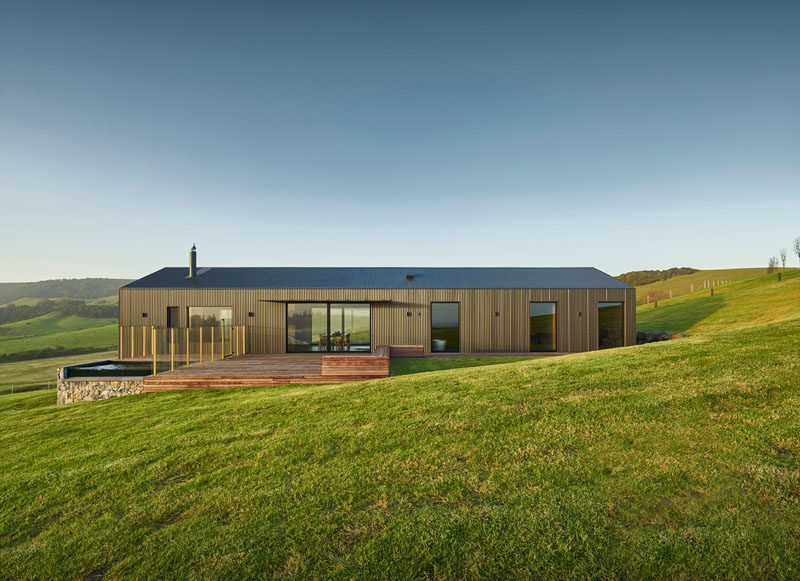 This modern Australian guest house has decks on either side, with one side also having a small swimming pool. Click through to see the interior photos. #ModernGuestHouse #Architecture #Landscaping #Pool