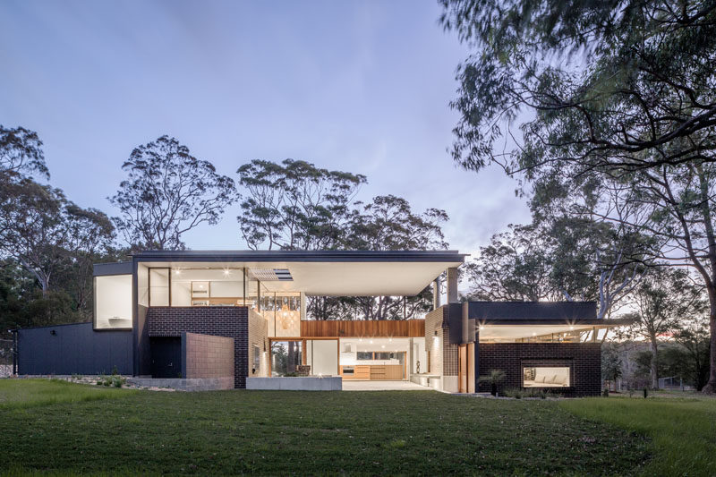 Anthrosite Architects have designed the Brass House, a modern home in Newcastle, Australia, that sits next to a state conservation area bordering a secluded beach. Click through to see more photos of this modern house. #ModernHouse #ModernArchitecture #HouseDesign #AustralianArchitecture