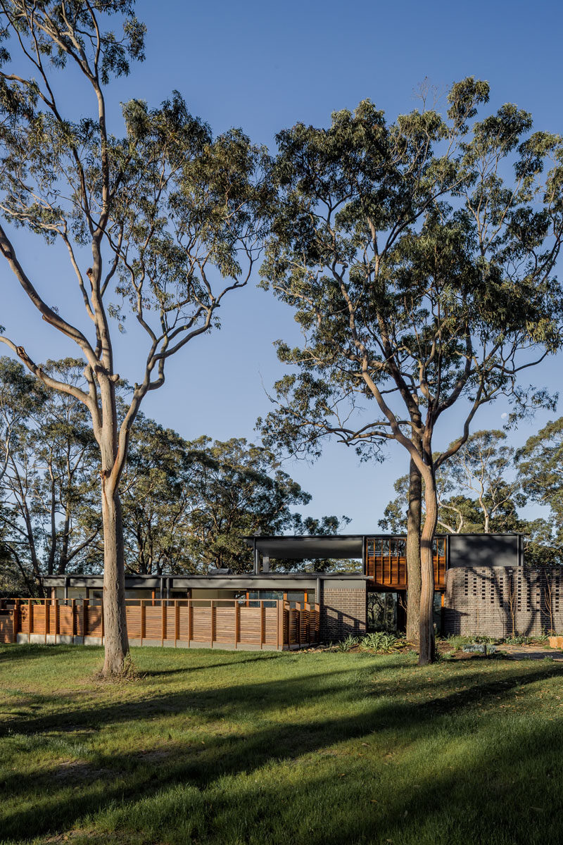 Anthrosite Architects have designed the Brass House, a modern home in Newcastle, Australia, that sits next to a state conservation area bordering a secluded beach. Click through to see more photos of this modern house. #ModernHouse #ModernArchitecture #HouseDesign #AustralianArchitecture