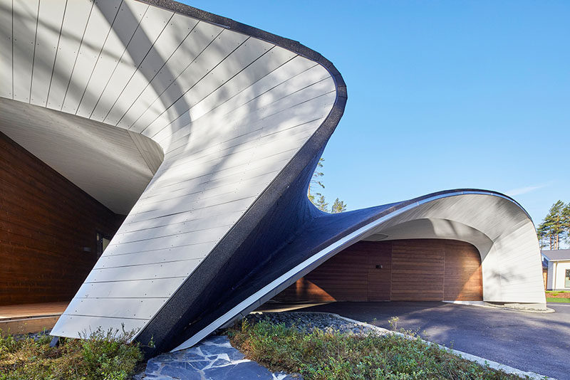 The unique curving shape of this modern house was inspired by the design of boats and airplanes. #ModernHouse #SculpturalHouse #Architecture