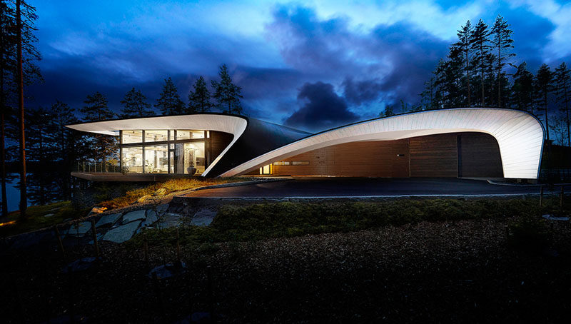 The unique curving shape of this modern house was inspired by the design of boats and airplanes. #ModernHouse #SculpturalHouse #Architecture