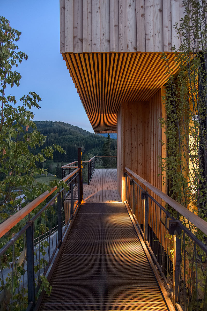 This modern mountain chalet 'floats' above the landscape enabling it to capture to vast views across the valley. #MountainChalet #Architecture #Bridge