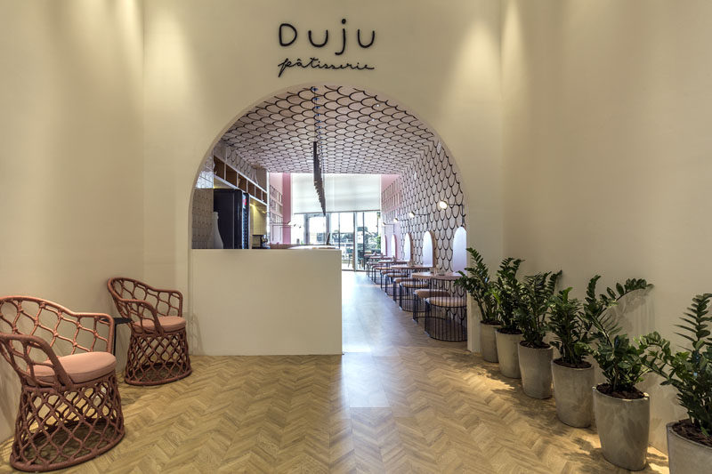 Eduardo Mederios Arquitetura e Design have recently completed the interiors of Duju Patisserie in Goiania, Brazil, that features U-shaped elements throughout. #ModernPatisserie #ModernCafe #InteriorDesign #CafeDesign
