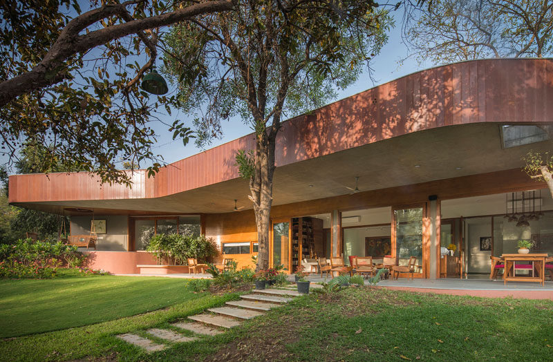 Modo Designs have recently completed a contemporary house on the outskirts of Ahmedabad, India, that has a curved layout to take advantage of the views of a lily pond and the surrounding landscaping. #Architecture #HouseDesign #CurvedArchitecture