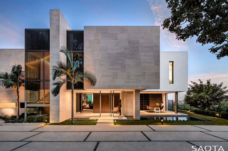 Architecture firm SAOTA have recently completed their first project in Bel Air, California, that's a remodel of an existing 1970’s house with views of Los Angeles. #ModernHouse #Architecture #HouseDesign #Landscaping