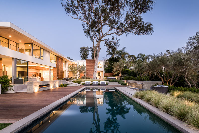 Gunderson Matkins, in collaboration with O+ L Building Projects, have recently completed a brand new house in Pacific Palisades, California, that features a large terrace with multiple outdoor fireplaces and a swimming pool. #Terrace #SwimmingPool #ModernHouse #Architecture