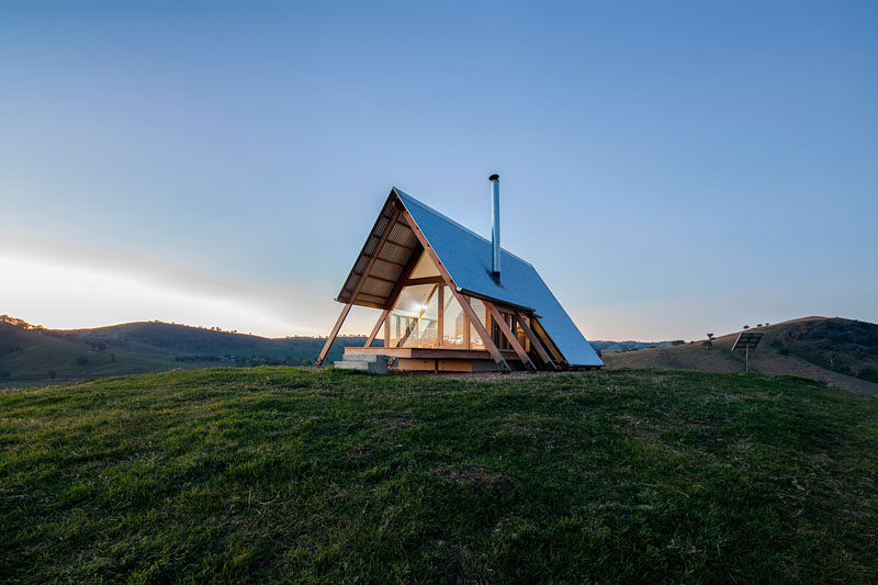 Anthony Hunt Design together with Luke Stanley Architects, have designed JR’s Hut at Kimo Estate, a small cabin in rural Australia, that was inspired by a classic ‘A’ frame tent. #Cabin #Hut #Architecture