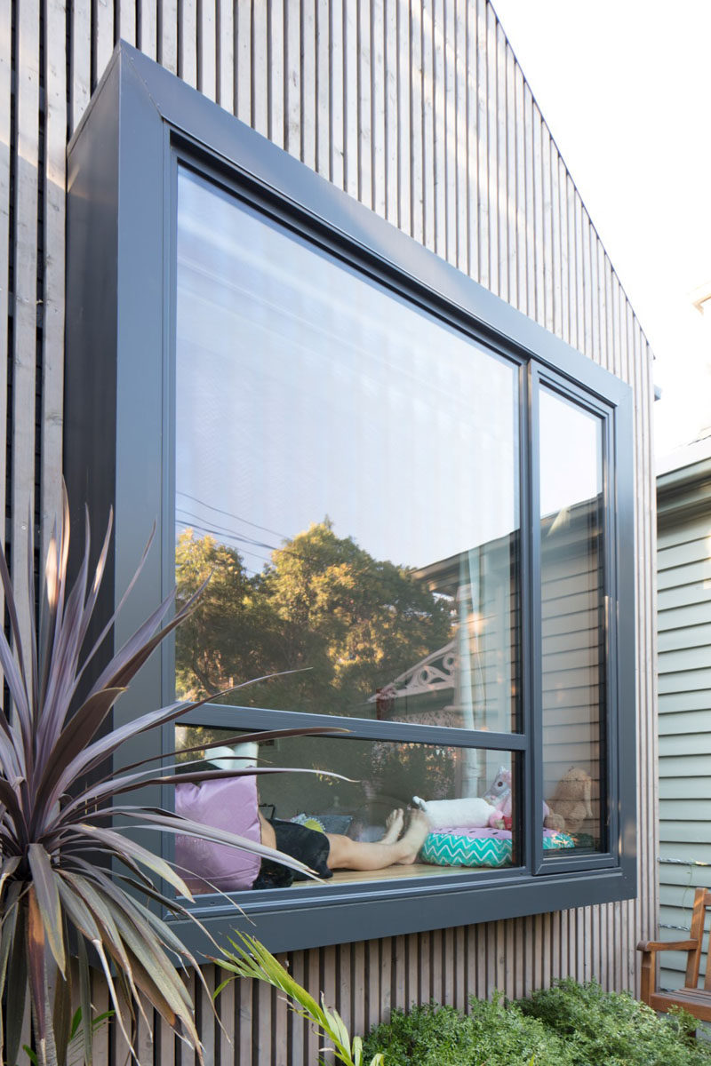 This modern house has pop bay windows at the front of the house, allowing them to stand out from the facade. #BayWindow #ModernBayWindow #PopBayWindow #Windows