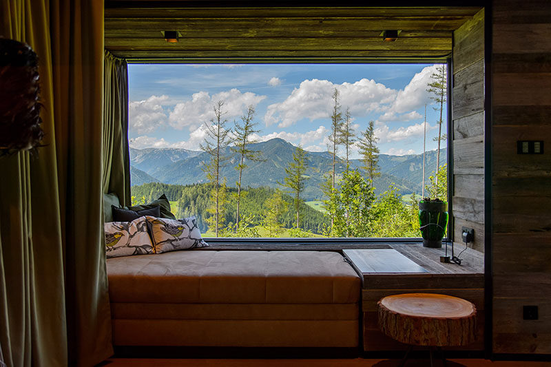 This rustic modern mountain chalet has a built-in window seat with a picture window that perfectly frames the view. #WindowSeat #PictureWindow #Window