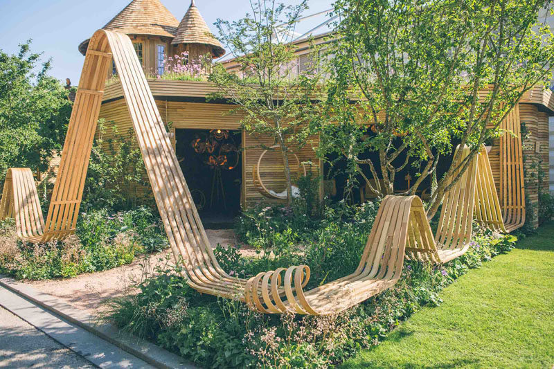 Tom Raffield and Darren Hawkes designed a striking wood pavilion with a spiraling steam bent bench for the Chelsea Flower Show. #SteamBentWood #Woodworking #Design