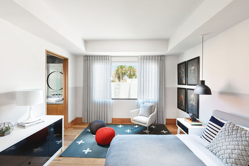 Phòng ngủ hiện đại này có đủ chỗ để kê một chiếc ghế đọc sách cạnh cửa sổ.  #ModernBedroom #BedroomDesign