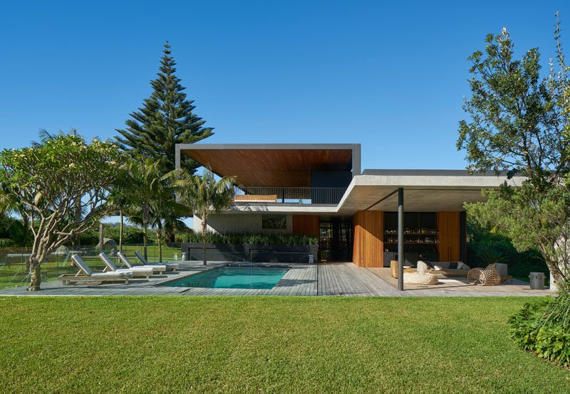 This modern house in Australia has plenty of covered outdoor spaces to create a true indoor/outdoor living experience. #Architecture #ModernHouse