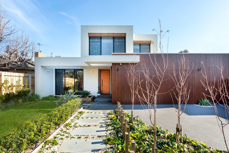 McGann Architects have designed a contemporary family home in Melbourne, Australia, for their clients who like to entertain. #Architecture #Australia #ModernHouse