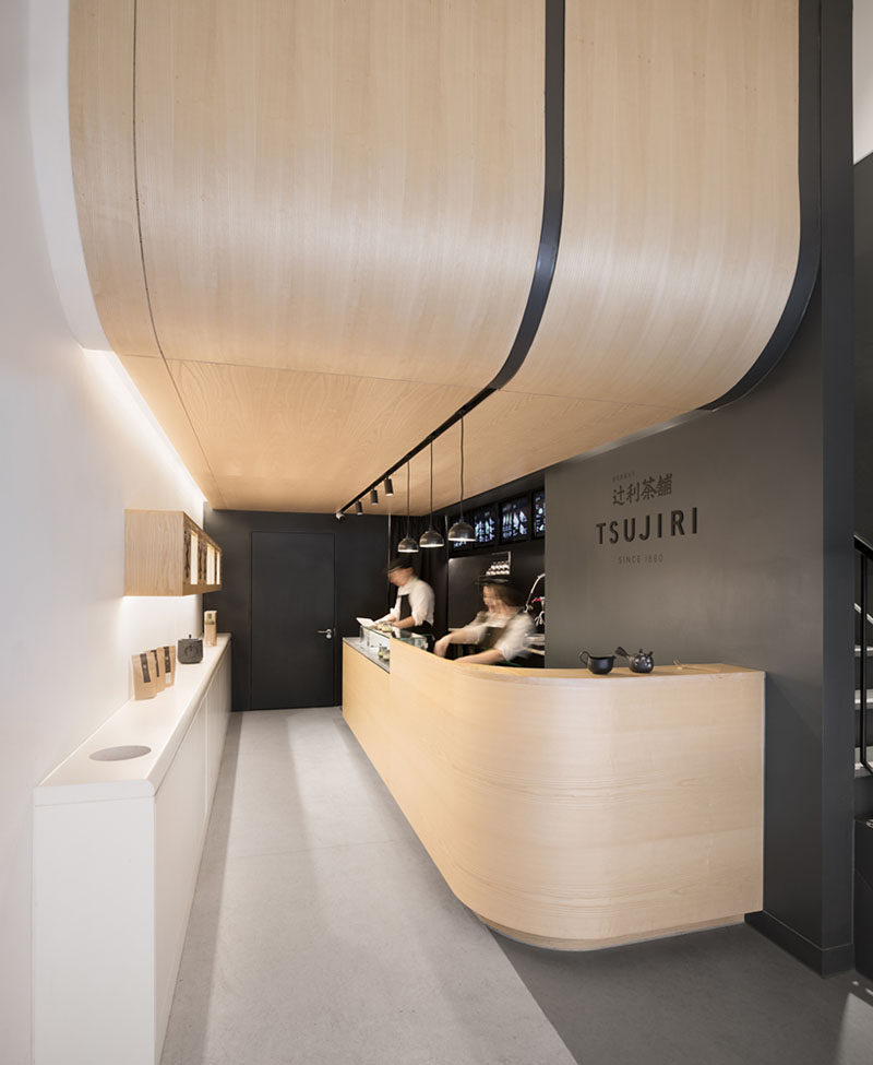 Upon entering this modern Japanese Tea House, visitors are guided straight under the curving timber ceiling where they can place their orders at the curved service counter. #CurvedWood #TeaHouse #RetailDesign