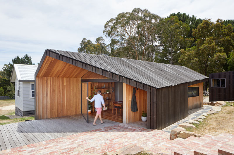 Solomon Troup Architects have designed a modest addition to an existing dwelling on a rural Australian property. #ModernAddition #ModernExtension #WoodExtension #Architecture