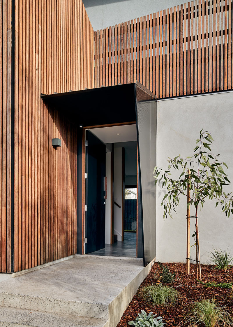 This modern house has a sculptural entry canopy meets the timber screen and guides visitors to the front door. #Entryway #FrontDoor #WoodScreen