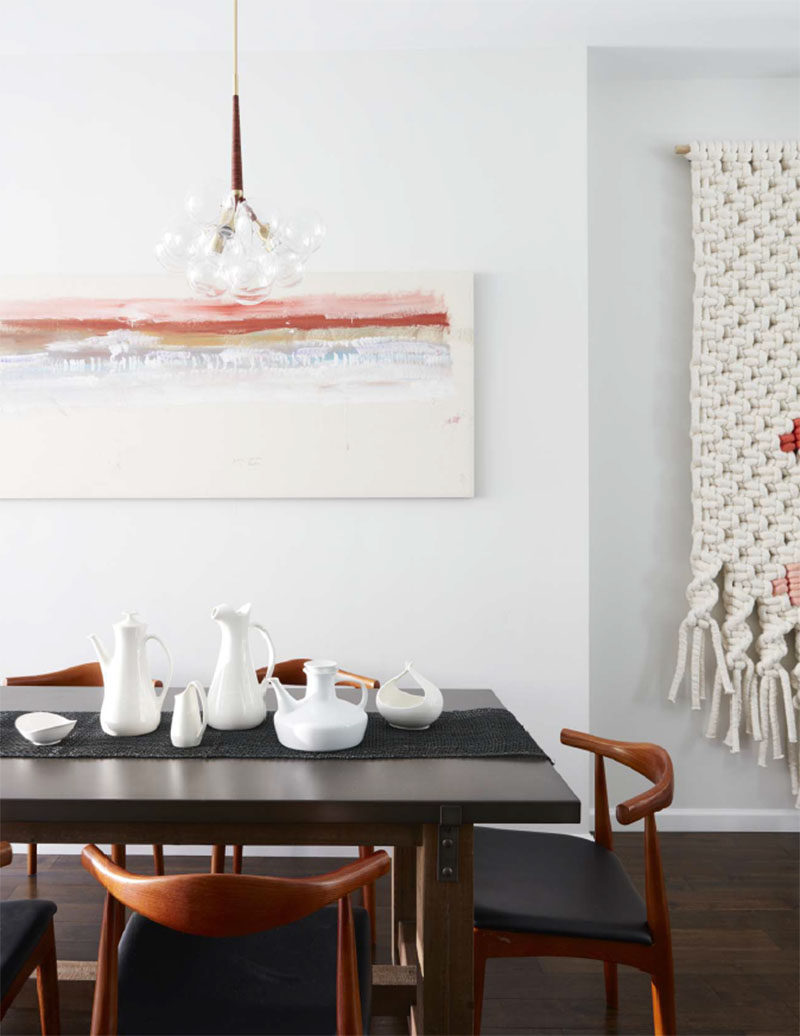 Furnishings with a slight mid-century aesthetic have been used to create a simple and contemporary dining room. #DiningRoom #InteriorDesign