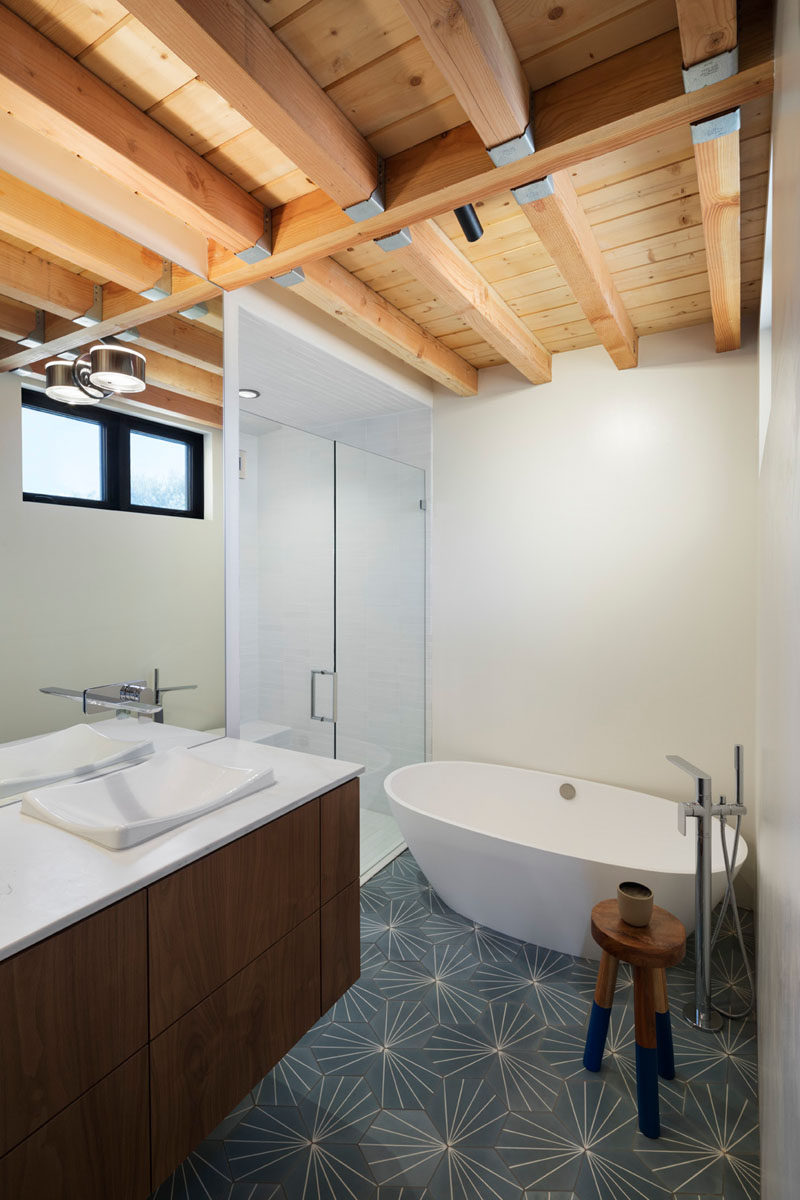 In this modern house, structural beams and supports can been seen in the ceilings. #Bathroom #ExposedCeiling