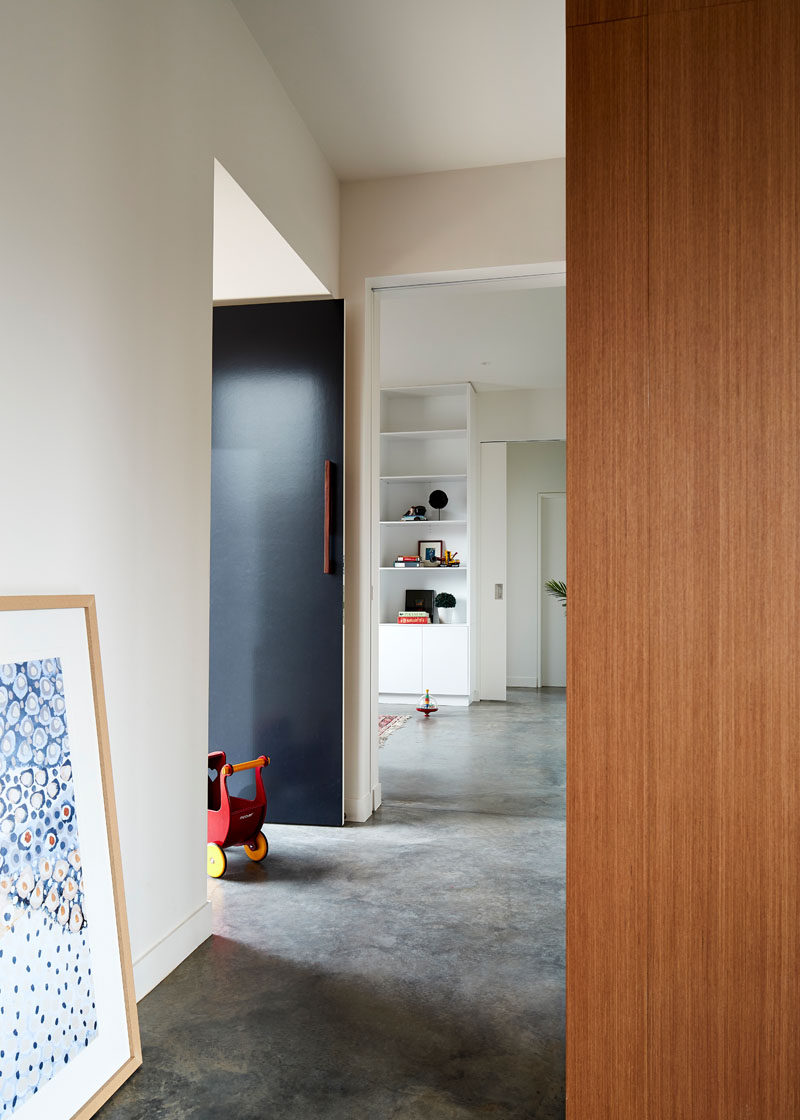 Inside this modern house, polished concrete flooring has been used throughout, which contrasts the white walls and natural materials. #ModernFloor #Concrete #ConcreteFloor