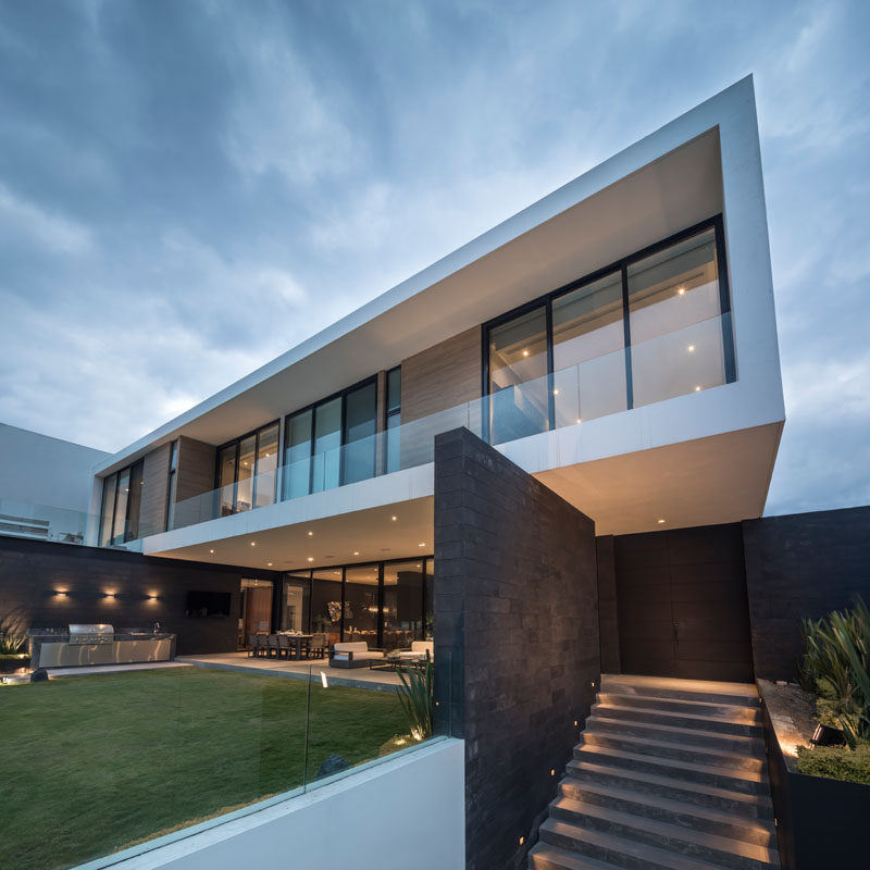 Gilberto L. Rodriguez of GLR Arquitectos has designed a modern house in Monterrey, Mexico, that enjoy views of the Sierra Madre Mountain Range. #Architecture #InteriorDesign #ModernHouse #Mexico