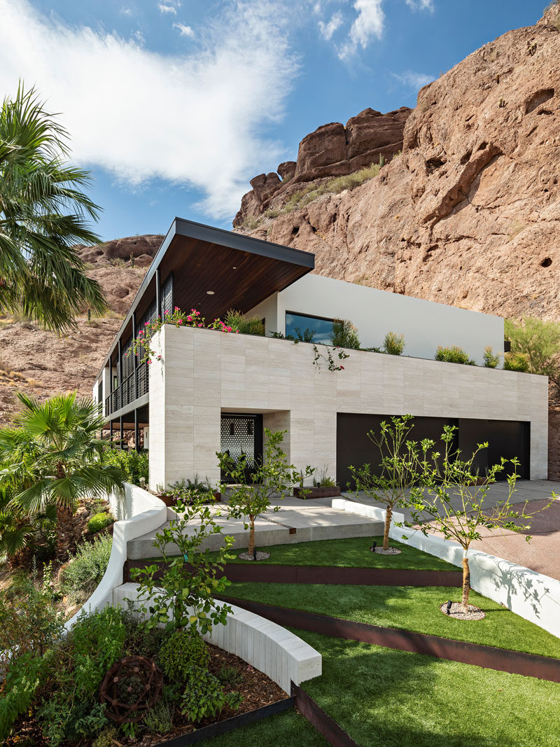 The Ranch Mine have recently transformed a Spanish Colonial Revival style house into the ‘Red Rocks’ residence, a modern house that sits against the side of Camelback Mountain in Phoenix, Arizona. #ModernHouse #Architecture #Landscaping