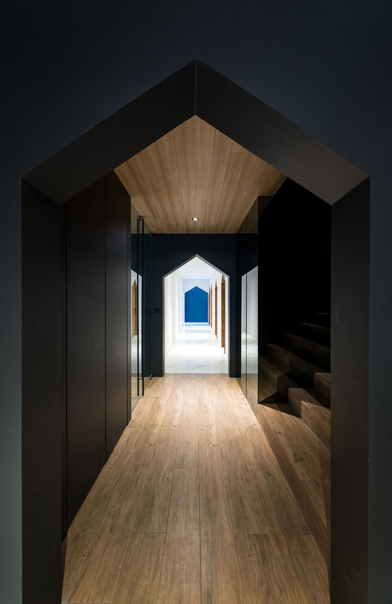 Contrasting materials and colors have been used in the hallway design of this modern apartment building. #Hallway #BlackWalls