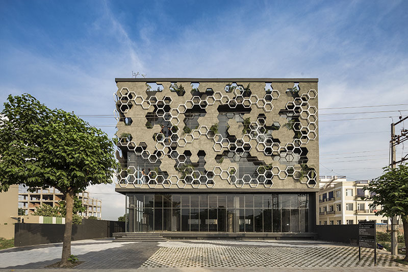 Studio Ardete have recently completed 'Hexalace', a new building in Mohali, India, that features a hexagonal pattern on its facade. #Facade #BuildingFacade #Architecture #Hexagonal