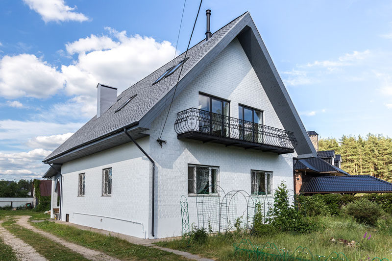 Architecture and interior design firm Ruetemple, have transformed the attic of a house in Moscow, Russia, and made it into a private and relaxing modern bedroom suite with a mezzanine home office. #Bedroom #Attic #HomeOffice #Fireplace #ModernBedroom