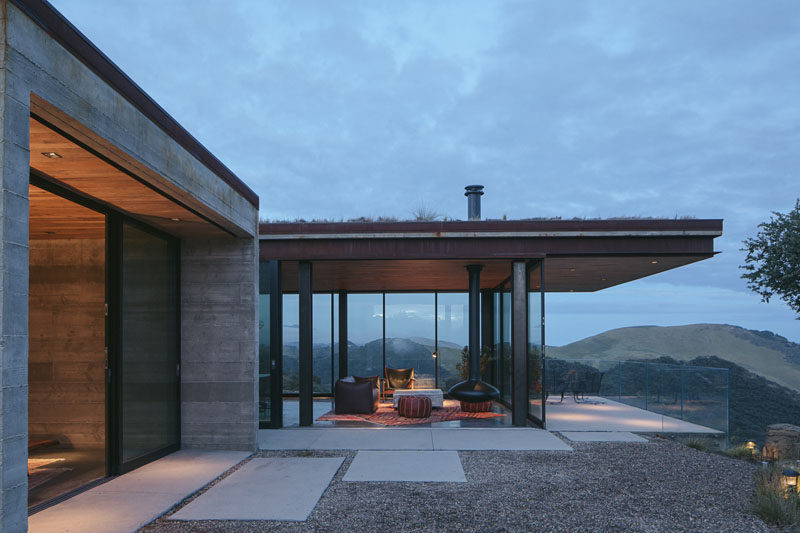 Dan Weber of Anacapa, together with Steve Willson of Willson Design, have completed the "Off-Grid Guest House", that's located in undeveloped coastal area in California. #Architecture #ModernGuestHouse #ModernArchitecture #OffTheGrid