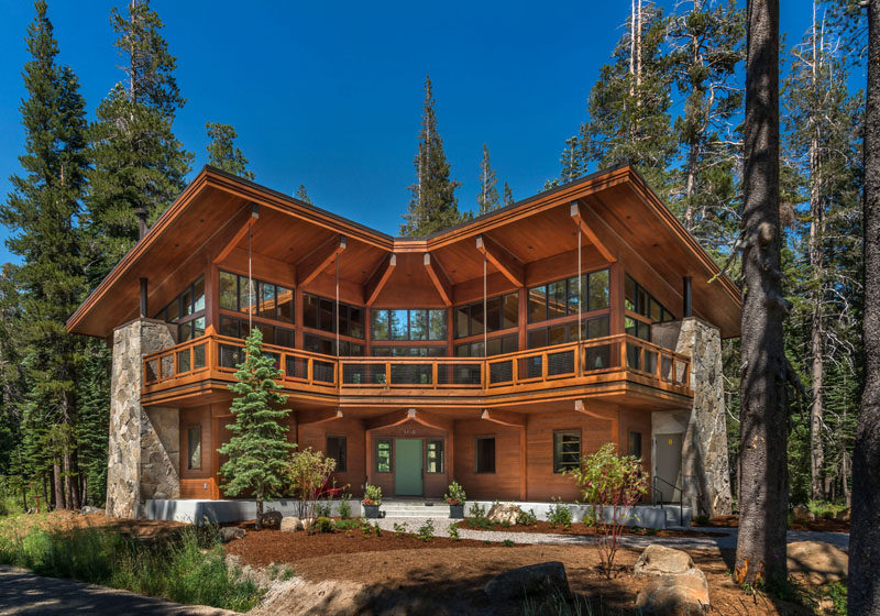 BCV Architecture + Interiors have designed the Overland Trail Cabin, a modern mountain home that's located in the Sugar Bowl Ski Resort in California. #Architecture #California #ModernMountainHome