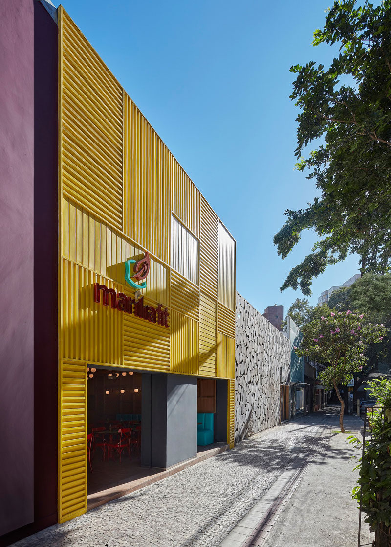 Architect and interior designer David Guerra has recently completed Marília Fit, a modern restaurant in Belo Horizonte, Brazil, that features a bright facade made from yellow aluminum. #RestaurantDesign #ModernRestaurant #RestaurantFacade