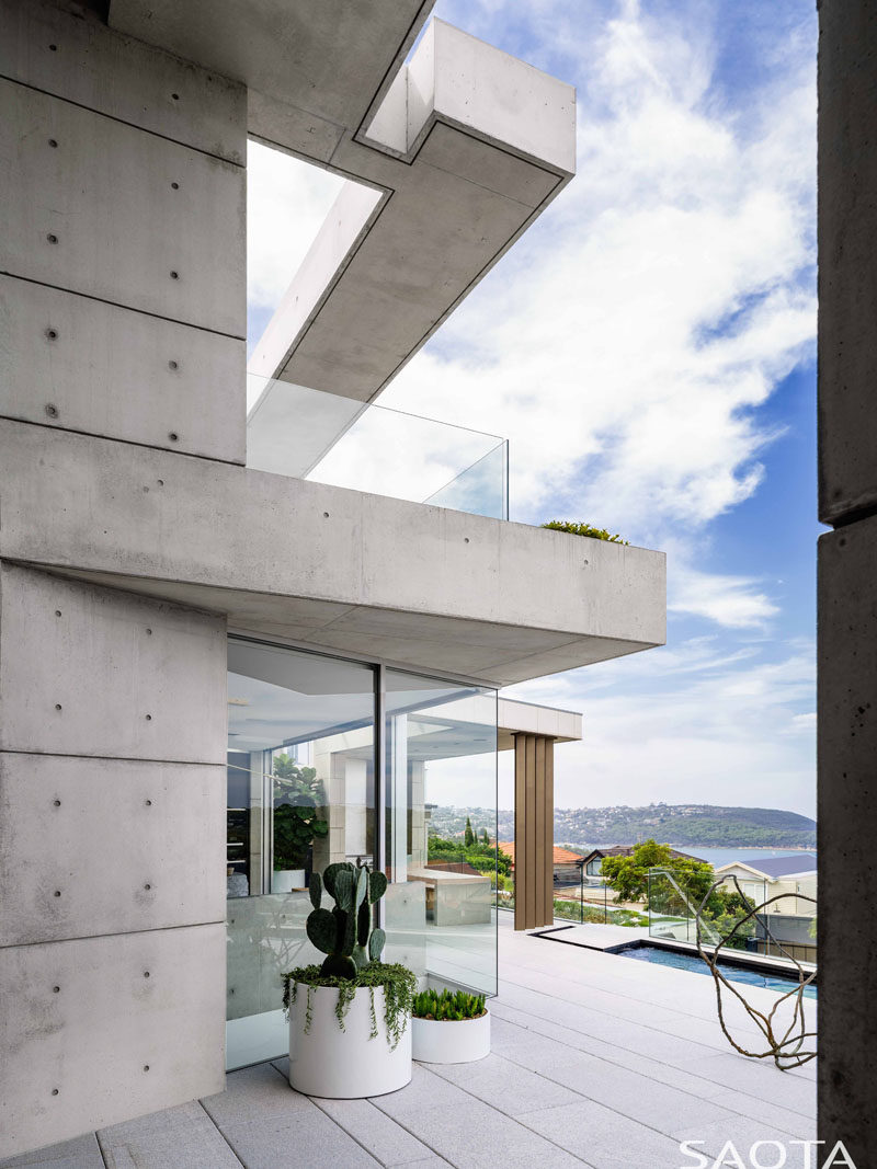 This Australian house combines concrete, glass, and wood for a modern look. #Architecture #ConcreteWalls