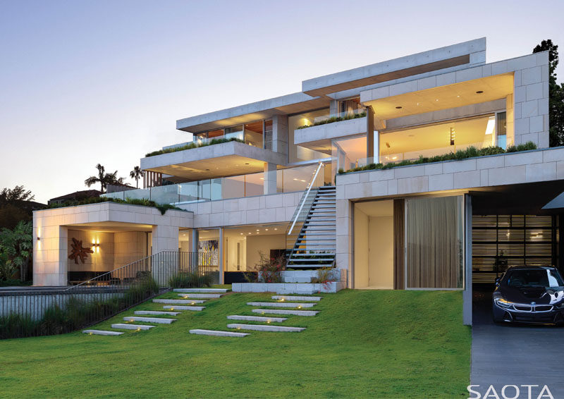 Architecture firm SAOTA, together with TKD Architects, have recently completed a new and modern house in Sydney, Australia, that maximizes the dramatic views, capitalizes on the great climate, and creates an indoor-outdoor living environment. #Architecture #ModernHouse